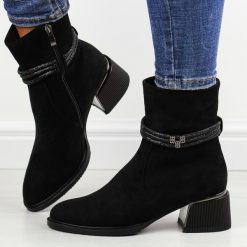 Czarne zamszowe botki damskie na obcasie DiA 880-027. Czarne botki DiA, z aplikacjami, z polaru, eleganckie, z okrągłym noskiem, bez obcasa, na obcasie, bez zapięcia. W wyprzedaży za 209.40 zł.