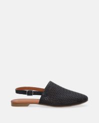 SANDAŁY Z KRYTYM NOSKIEM 015126-2 BLACK. Czarne sandały Venezia, bez wzorów, ze skóry, bez obcasa, bez zapięcia. Za 329.00 zł.