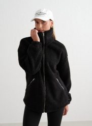 Damska kurtka ocieplana polarem, oversize'owa, rozpinana Pile Jacket czarna. Czarne kurtki AIM'N, xs, bez wzorów, z materiału, bez kaptura. Za 603.00 zł.
