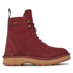 Botki Sorel. Czerwone botki Sorel, bez wzorów, bez obcasa, na płaskiej podeszwie, bez zapięcia. Za 599.99 zł.