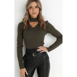Ciemnozielony Golf z Wycięciem Acsenis. Zielone swetry Born2be, m, bez wzorów, z dzianiny, bez ramiączek. W wyprzedaży za 77.99 zł.