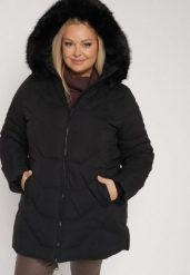 Czarna Pikowana Kurtka Zimowa z Kapturem i Futrem z Możliwością Odpięcia Fedrika. Czarne kurtki Born2be, na zimę, plus size, bez wzorów, z dzianiny, z kapturem. Za 269.99 zł.