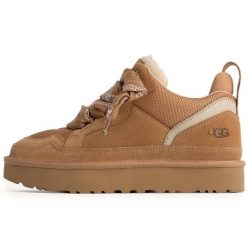 Kapcie UGG Lowmel w kolorze chestnut. Brązowe kapcie UGG, bez wzorów, z materiału. Za 679.95 zł.