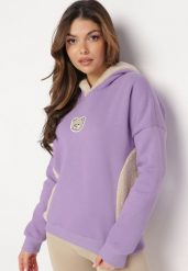 Jasnofioletowa Bawełniana Bluza z Kapturem z Polarem i Naszywką Misia Hestada. Fioletowe bluzy Born2be, z aplikacjami, z bawełny, z kapturem. Za 99.99 zł.