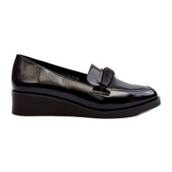Vinceza Damskie Lakierowane Półbuty Loafery Czarne Polike. Czarne półbuty wsuwane na wiosnę, bez wzorów, z lakierowanej skóry, bez obcasa, na koturnie. Za 207.90 zł.