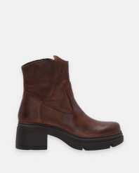 SKÓRZANE BRĄZOWE BOTKI 3773 RAG CACAO. Brązowe botki Venezia, bez wzorów, ze skóry, bez obcasa, bez zapięcia. Za 439.00 zł.