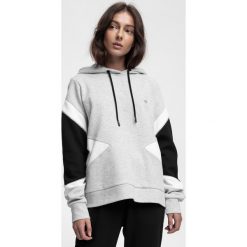 Bluza damska BLD221 - chłodny jasny szary melanż. Bluzy z kapturem marki 4f. W wyprzedaży za 119.99 zł.