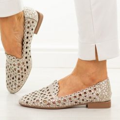 Beżowe skórzane ażurowe półbuty damskie Filippo Dp7710/26. Brązowe półbuty wsuwane Filippo, na lato, w ażurowe wzory, z jeansu, biznesowe, z okrągłym noskiem, bez obcasa, na płaskiej podeszwie. Za 219.00 zł.