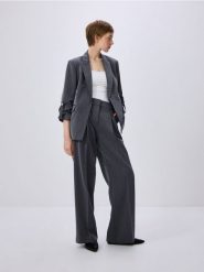 Marynarka z podwiniętymi rękawami - szary. Szare marynarki i żakiety Reserved, l, bez wzorów, z tkaniny, bez ramiączek. W wyprzedaży za 119.99 zł.