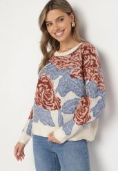 Jasnobeżowy Sweter o Pudełkowym Kroju w Abstrakcyjny Wzór Przeszyty Metaliczną Nicią Savrielle. Brązowe swetry Born2be, bez wzorów, eleganckie, bez ramiączek. W wyprzedaży za 152.99 zł.