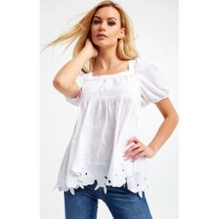 Bluzka BLUGIRL BLUMARINE. Białe bluzki Blugirl Blumarine, w ażurowe wzory, z bawełny, bez kołnierzyka, bez ramiączek. W wyprzedaży za 521.40 zł.