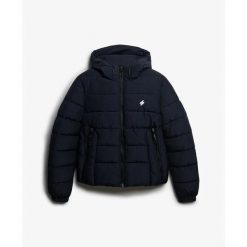 Damska kurtka z kapturem Superdry Spirit. Niebieskie kurtki Superdry, bez wzorów, z puchu, z kapturem. W wyprzedaży za 506.70 zł.