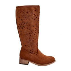 Ażurowe Kozaki Damskie Na Niskim Obcasie Eko Zamszowe Zapinane Na Zamek Camel Orchides brązowe. Brązowe kozaki w ażurowe wzory, z zamszu, eleganckie, przed kolano, bez obcasa, bez zapięcia. Za 262.40 zł.