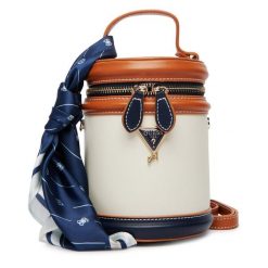 Torebka Guess. Brązowe torebki klasyczne Guess, z aplikacjami, klasyczne, bez dodatków. Za 299.99 zł.