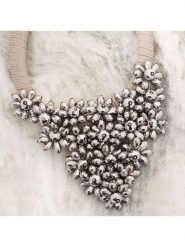 MENTHE À L'O Naszyjnik z elementem ozdobnym - dł. 45 cm rozmiar: onesize. Brązowe naszyjniki MENTHE À L'O, z materiału, z kryształem, metalowe. Za 191.42 zł.