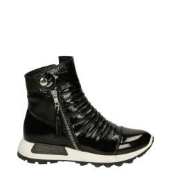 LAKIEROWANE BOTKI W KOLORZE CZARNYM 0430H245 BLACK. Czarne botki Venezia, bez wzorów, z lakierowanej skóry, bez obcasa, bez zapięcia. Za 229.00 zł.