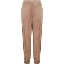 Damskie spodnie dresowe z wysokim stanem wykonane z weluru, o kroju z bufiastymi. Brązowe spodnie sportowe Urban Classics, bez wzorów, z dresówki, długie. Za 191.00 zł.