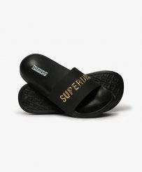 Superdry Vegan Logo Pool Klapki – Black/Metallic Gold. Czarne klapki Superdry, bez wzorów, z poliesteru, klasyczne, bez obcasa, bez zapięcia. Za 136.60 zł.