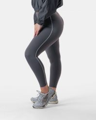 Damskie legginsy z wysokim stanem i kontrastowym lampasem na siłownię – szary. Szare legginsy AESTHETIC WOLF, bez wzorów, z dzianiny, długie. Za 239.99 zł.