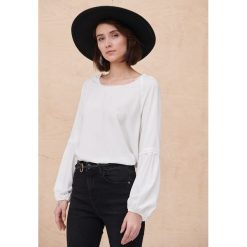 Bluzka Damska Jasmina BS Ekri. Bluzki blue shadow, bez wzorów, z koronki, bez kołnierzyka, bez ramiączek. Za 189.90 zł.