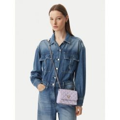 Torebka Guess. Fioletowe listonoszki Guess, z aplikacjami, bez dodatków. Za 325.99 zł.