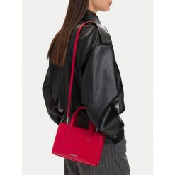 Torebka JENNY. Czerwone torebki klasyczne Jenny, bez wzorów, klasyczne, bez dodatków. Za 109.99 zł.