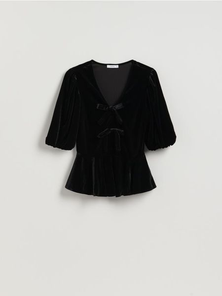 Welurowa bluzka - czarny. Czarne bluzki Reserved, l, bez wzorów, z tkaniny, bez kołnierzyka, bez ramiączek. Za 119.99 zł.