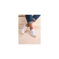 Sneakersy damscy TBS Opiace. Białe buty sportowe lifestyle TBS, bez wzorów, sportowe, bez zapięcia. Za 260.00 zł.