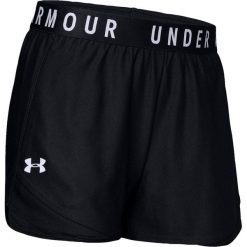 Spodenki fitness damskie Under Armour Play Up 3.0. Białe szorty sportowe Under Armour, bez wzorów, z elastanu, na fitness i siłownię. Za 119.25 zł.