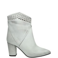 BOTKI Z DEKORACYJNYMI NITAMI E6 VIT OFFWHITE. Botki Venezia, bez wzorów, ze skóry, bez obcasa, bez zapięcia. Za 249.00 zł.