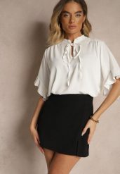 Biała Bluzka z Falbanami i Wiązaniem Fadeassa. Białe bluzki Renee, bez wzorów, bez kołnierzyka, bez ramiączek. W wyprzedaży za 51.99 zł.