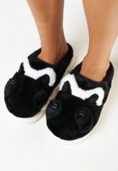 Czarne Kapcie na Platformie z Futerkiem Siltala. Czarne kapcie Born2be, bez wzorów. W wyprzedaży za 33.99 zł.