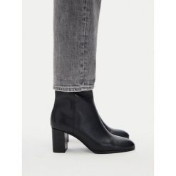 Botki GINO ROSSI. Czarne botki Gino Rossi, bez wzorów, bez obcasa, na słupku, bez zapięcia. Za 329.99 zł.