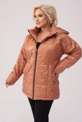 Pikowana jesienna brązowa kurtka Martyna z kapturem PLUS SIZE XXL JESIEŃ. Brązowe kurtki Moda Size Plus Iwanek, na jesień, plus size, bez wzorów, z poliesteru, z kapturem. W wyprzedaży za 199.90 zł.