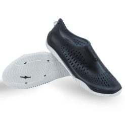 Buty wodne do aquabike/gimnastyki w wodzie Nabaiji Fitshoe. Białe buty treningowe Decathlon, bez wzorów, z materiału, bez zapięcia, na fitness i siłownię. Za 69.99 zł.