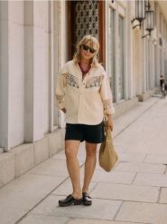 Kurtka z ażurowymi detalami - złamana biel. Kurtki Reserved, l, w ażurowe wzory, z bawełny, bez kaptura. W wyprzedaży za 119.99 zł.