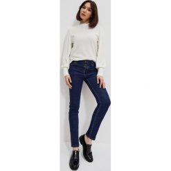 Jeansy push up zapinane na guziki granatowe. Niebieskie jeansy MOODO, xs, bez wzorów, z bawełny, długie. W wyprzedaży za 44.99 zł.