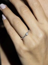 DIAMANTA Złoty pierścionek "Solitaire Royal" z diamentami rozmiar: 48. Szare pierścionki DIAMANTA, z diamentem, złote. Za 3,328.86 zł.