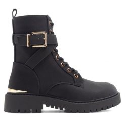 Trapery DeeZee. Czarne traperki DeeZee, bez wzorów, bez obcasa, bez zapięcia. Za 143.99 zł.