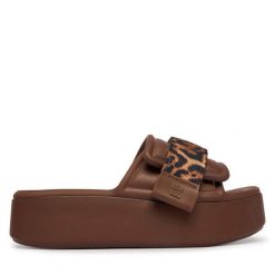 Klapki Melissa. Brązowe klapki Melissa, bez wzorów, bez obcasa, bez zapięcia. Za 528.99 zł.