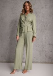 Zielony Komplet z Wiskozy Spodnie Szerokie i Koszula z Ozdobnym Materiałem Airial. Zielone koszule Renee, l, bez wzorów, z wiskozy, bez kołnierzyka, bez ramiączek. Za 149.99 zł.