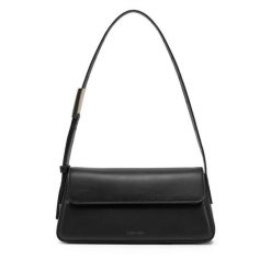 Torebka Calvin Klein Jeans. Czarne torebki klasyczne Calvin Klein Jeans, bez wzorów, z jeansu, klasyczne, bez dodatków. Za 319.99 zł.
