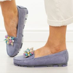 Niebieskie skórzane mokasyny damskie Filippo Dp7809/26. Niebieskie mokasyny Filippo, bez wzorów, z jeansu, z okrągłym noskiem. W wyprzedaży za 192.72 zł.