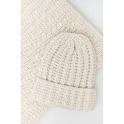 Answear Lab czapka i szalik kolor szary. Szare szaliki i kominy Answear Lab, bez wzorów, z dzianiny. Za 149.99 zł.