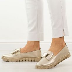 Złote skórzane Polskie półbuty damskie Deoni D057. Żółte półbuty wsuwane Deoni, na jesień, z aplikacjami, ze skóry, casualowe, z okrągłym noskiem, bez obcasa, na płaskiej podeszwie. Za 429.00 zł.