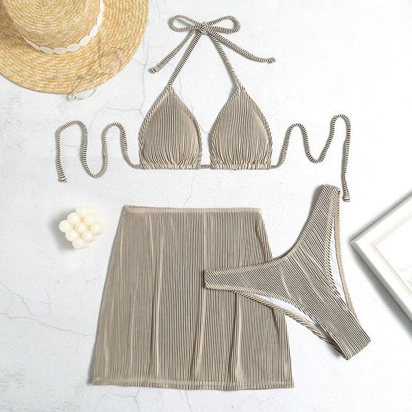 Bikini z pareo na plażę z elastycznego materiału Lorenzina. Zielone bikini Intica, bez wzorów. Za 249.00 zł.