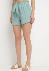 Zielone Szorty z Wysokim Stanem i Gumką w Talii Zdobione Wiązaniem Mevalica. Zielone szorty Born2be, z aplikacjami, eleganckie. W wyprzedaży za 33.99 zł.
