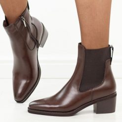 Brązowe skórzane botki damskie Cambell 19491. Brązowe botki Cambell, bez wzorów, z gumy, eleganckie, ze szpiczastym noskiem, bez obcasa, na obcasie, bez zapięcia. Za 319.00 zł.