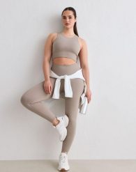 Damskie legginsy prążkowane, bezszwowe, wysoki stan, squat proof petite beżowe. Brązowe legginsy AIM'N, bez wzorów, z dzianiny. Za 254.00 zł.