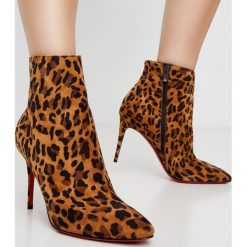 CHRISTIAN LOUBOUTIN - Botki na szpilce Eloise. Brązowe botki CHRISTIAN LOUBOUTIN, bez wzorów, z zamszu, za kostkę, bez obcasa, na szpilce, bez zapięcia. Za 3,219.00 zł.